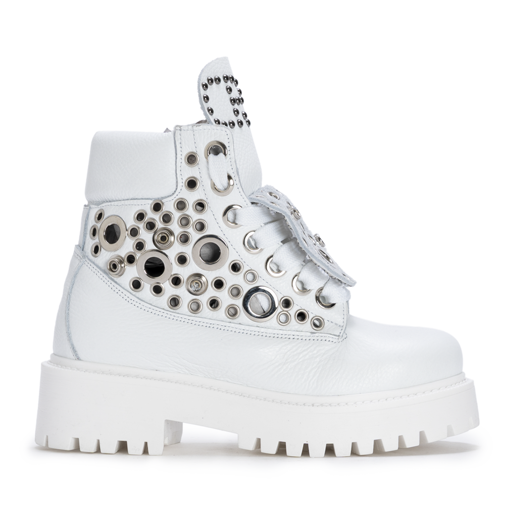 STARBOOT CUSTOM – White Silver Stud Edition