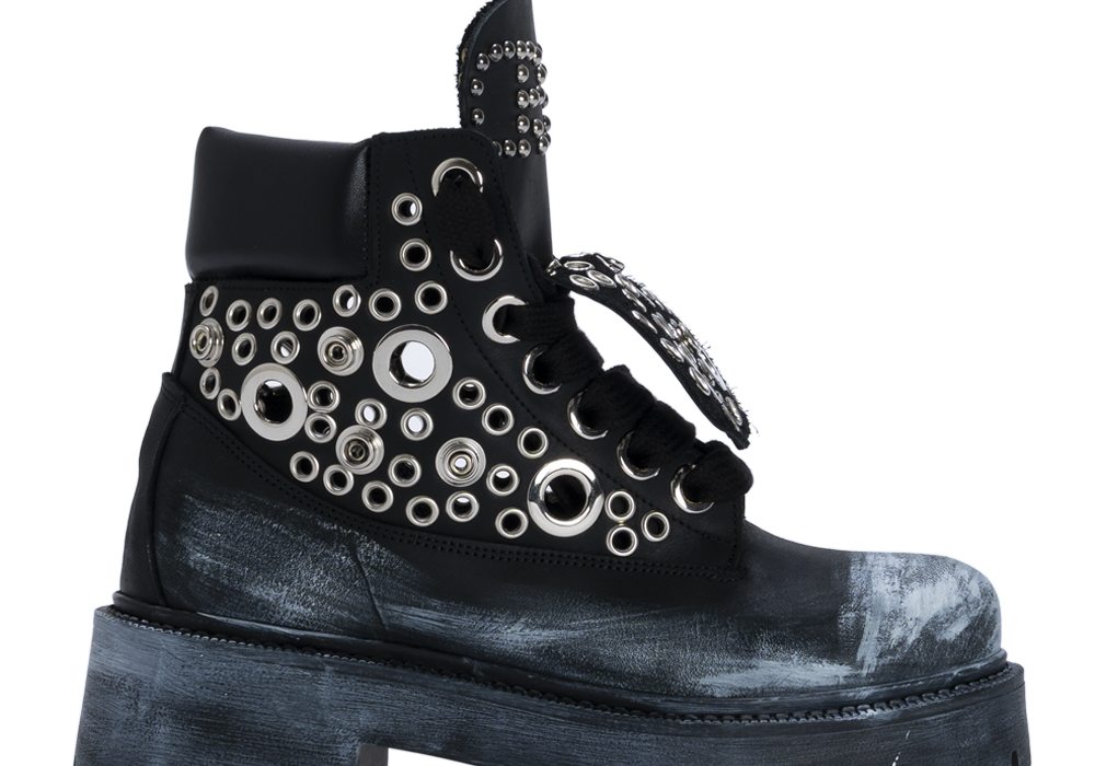 STARBOOTCUSTOM_TotalBlackSilverEyeletsEdition.png